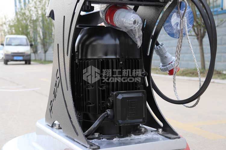 拋光機(jī)是為了讓地面表面有光澤，需要先研磨后才可以拋光。拋光分為粗拋和精拋，這時(shí)候可以使用拋光機(jī)，配合拋光墊，提高地面的光澤度。高速地坪拋光機(jī)讓你輕松完成地坪拋光工作，提高地坪亮度。