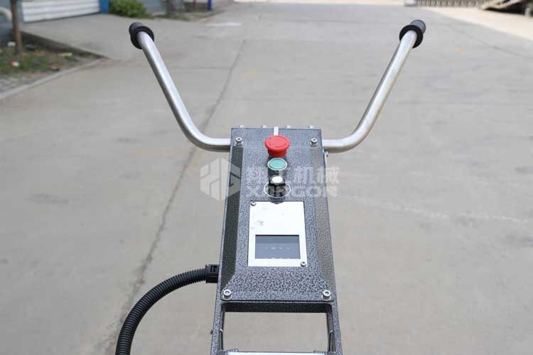 拋光機(jī)是為了讓地面表面有光澤，需要先研磨后才可以拋光。拋光分為粗拋和精拋，這時(shí)候可以使用拋光機(jī)，配合拋光墊，提高地面的光澤度。高速地坪拋光機(jī)讓你輕松完成地坪拋光工作，提高地坪亮度。