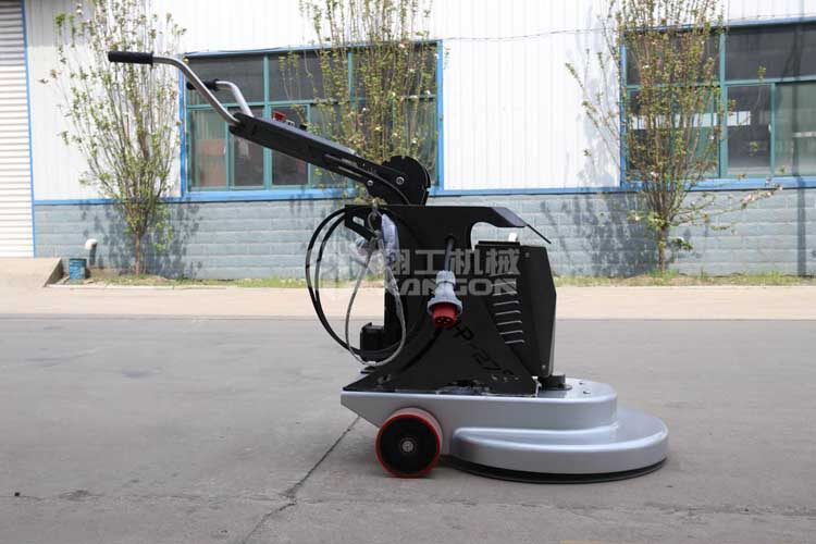 拋光機(jī)是為了讓地面表面有光澤，需要先研磨后才可以拋光。拋光分為粗拋和精拋，這時(shí)候可以使用拋光機(jī)，配合拋光墊，提高地面的光澤度。高速地坪拋光機(jī)讓你輕松完成地坪拋光工作，提高地坪亮度。