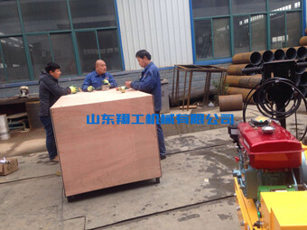 山東翔工機(jī)械小型壓路機(jī)發(fā)貨現(xiàn)場忙！