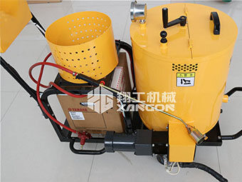 翔工瀝青灌縫機(jī)打造競(jìng)爭(zhēng)優(yōu)勢(shì)，在養(yǎng)護(hù)設(shè)備市場(chǎng)中脫穎而出