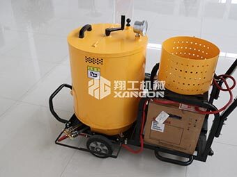瀝青灌縫機廠家迎合路面養(yǎng)護需求，適應(yīng)市場變化