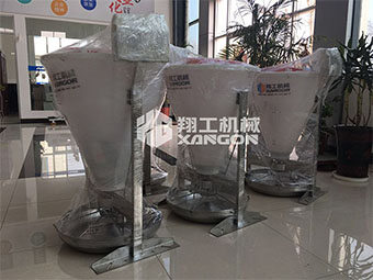 瀝青灌縫機(jī)廠家轉(zhuǎn)變養(yǎng)殖思維，智能化搶先市場(chǎng)