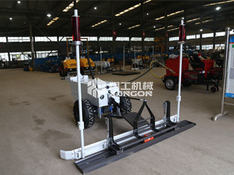 客戶(hù)廠(chǎng)房施工，小型激光整平機(jī)助“一臂之力”