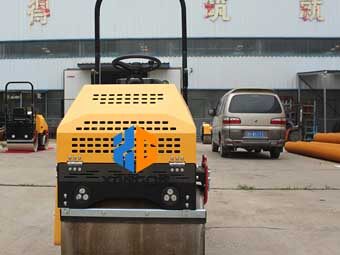 座駕壓路機(jī)“身材小，能量大”