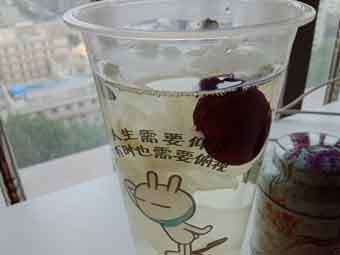 炎炎夏日到來，一杯銀耳紅棗美如詩(shī)！