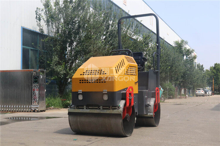 小型壓路機(jī)輪胎如何防老化？保養(yǎng)比什么都重要