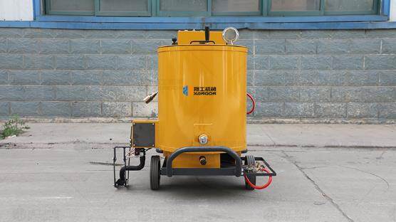 瀝青灌縫機(jī)整機(jī)配備發(fā)電機(jī)組，可以提供充足動(dòng)力